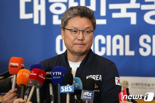 한국 여자농구 대표팀 이문규 감독이 세르비아 베오그라드에서 2020년 도쿄올림픽 최종예선을 마치고 11일 오후 인천국제공항을 통해 귀국해 인터뷰하고 있다. 한국 여자농구 대표팀은 2020년 도쿄올림픽 최종예선에서 1승 2패를 기록, 12년 만에 올림픽 본선 진출의 쾌거를 이뤘다. 2020.2.11/뉴스1 © News1