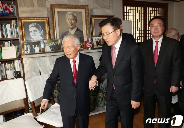 21대 총선에서 종로 지역구 출마선언을 한 황교안 자유한국당 대표가 11일 이승만 전 대통령의 사저가 있는 서울 종로구 이화장을 방문, 이 전 대통령의 양자 이인수 박사를 예방하고 있다. © News1