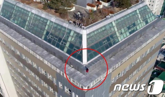 경기 부천 소방서가 10일 오전 9시쯤 부천시 심곡동의 한 주상복합건물 14층에서 극단적 선택을 시도하려던 20대 여성을 드론을 이용해 발견한 후 구조하고 있다.(경기부천소방서제공)