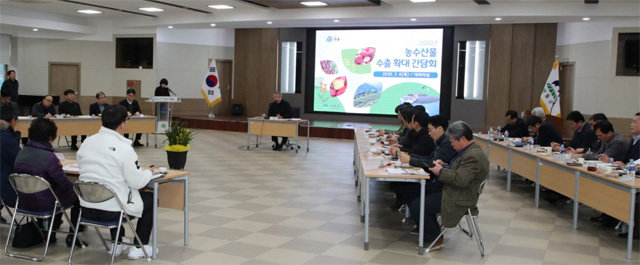 6일 경남 하동군청 대회의실에서 열린 ‘농수산물 수출 확대 간담회’. 윤상기 군수는 참석 기업인들에게 “수출목표 6500만 달러 달성을 위해 한마음으로 노력하자”고 당부했다. 하동군 제공