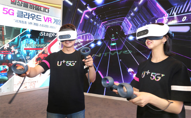 LG유플러스는 5세대(5G) 기반 클라우드 가상현실(VR) 게임을 처음 선보이는 등 차별화된 5G 서비스로 가입자를 유치하고 있다. 체험자들이 VR로 게임 스트리밍 서비스를 직접 이용해보고 있다. LG유플러스 제공