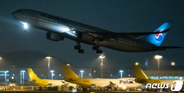 신종 코로나바이러스 감염증(우한폐렴)의 발원지인 중국 우한 체류 재외국민을 귀국 시키기 위한 전세기(KE9883-HL7551)가 11일 오후 인천국제공항 활주로에서 이륙하고 있다. 2020.2.11/뉴스1 © News1