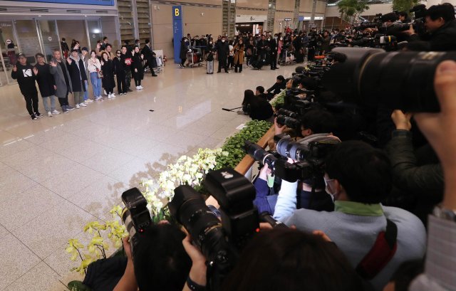 영화 ‘기생충’ 출연 배우들과 제작진이 12일 인천국제공항 제2터미널을 통해 미국 아카데미 영화 시상식을 마치고 귀국했다. 한진원 작가, 양진모 편집감독, 이하준 미술감독, 배우 이선균, 최우식, 송강호, 박소담, 제작사 곽신애 대표, 조여정, 박명훈, 장혜진(왼쪽부터)이
기념 촬영을 하고 있다. 주현희 기자 teth1147@donga.com