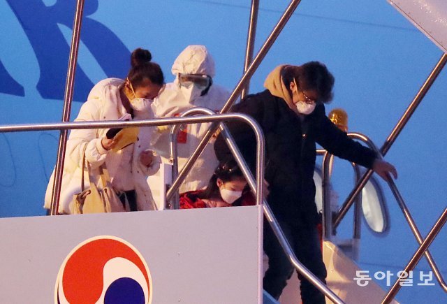 중국 후베이성 우한 지역에 체류했던 교민과 중국인 가족들이 12일 서울 김포국제공항에 도착해 대한항공 전세기에서 내리고 있다. 전영한 기자 scoopjyh@donga.com