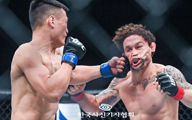 부산 사직실내체육관에서 진행된 ‘UFC Fight Night BUSAN’ 정찬성과 에드가의 페더급 경기에서 정찬성이 에드카에게 레프트를 날리고 있다.
＜오센/박준형기자＞