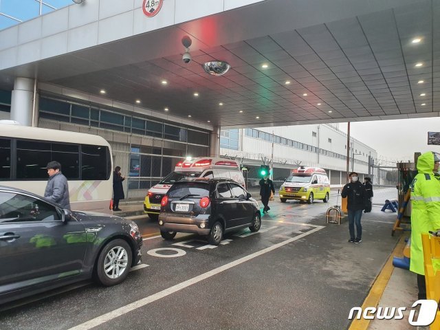 우한폐렴 ‘3차 전세기’ 입국자 중 의심환자 5명 발생, 앰뷸런스로 이송되고 있다. © News1