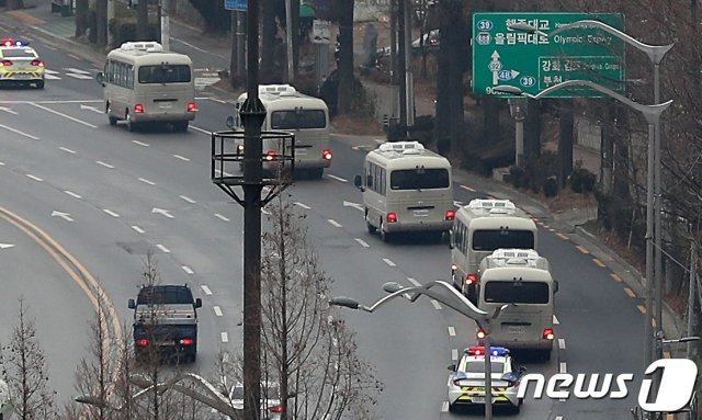 (서울=뉴스1) 신종코로나바이러스 감염증의 진원지인 중국 후베이성 우한 지역에 고립돼 있던 우리 교민과 중국국적 가족 등이 전세기를 통해 서울 강서구 김포국제공항에 도착한 12일 교민 등이 탑승한 버스가 격리 시설이 위치한 경기도 이천 합동군사대학교 국방어학원으로 이동하고 있다.  2020.2.12/뉴스1