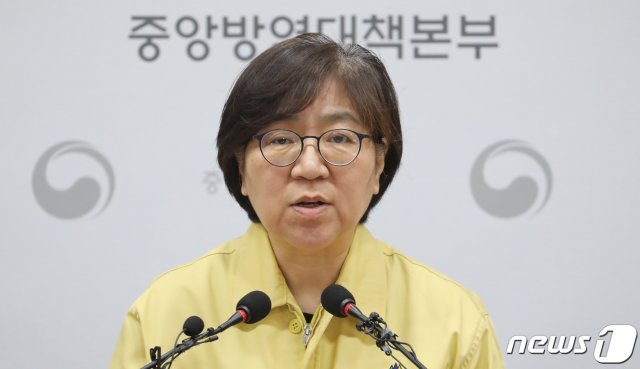 정은경 질병관리본부장이 12일 충북 청주시 오송읍 질병관리본부 브리핑실에서 신종코로나(코로나19) 국내 발생 현황 브리핑을 하고 있다. 2020.2.12/뉴스1 © News1