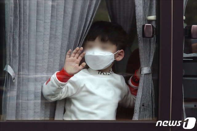 신종 코로나 바이러스의 진원지로 알려진 중국 후베이성 우한시와 인근 도시에서 정부의 3차 전세기를 통해 우한 교민과 중국국적가족이 귀국한 가운데 12일 오전 서울 강서구 김포공항에서 임시격리시설로 향하는 버스안에서 마스크를 착용한 어린이가 창밖을 보고 있다. © News1