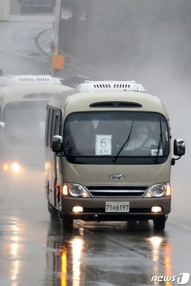 12일 오전 경기도 이천시 합동군사대학교 국방어학원에 신종 코로나바이러스(코로나19) 발원지인 중국 후베이성 우한시에 남아있던 교민들이 탑승한 버스가 들어가고 있다. © News1