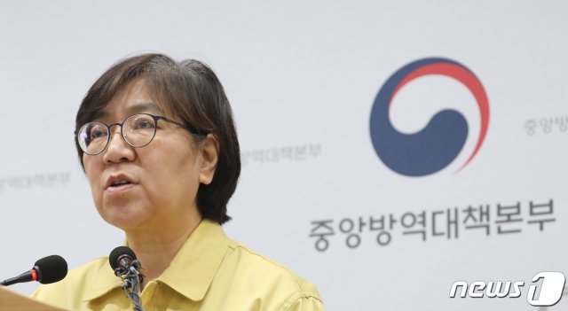 정은경 질병관리본부장이 12일 충북 청주시 오송읍 질병관리본부 브리핑실에서 신종코로나(코로나19) 국내 발생 현황 브리핑을 하고 있다. 뉴스1