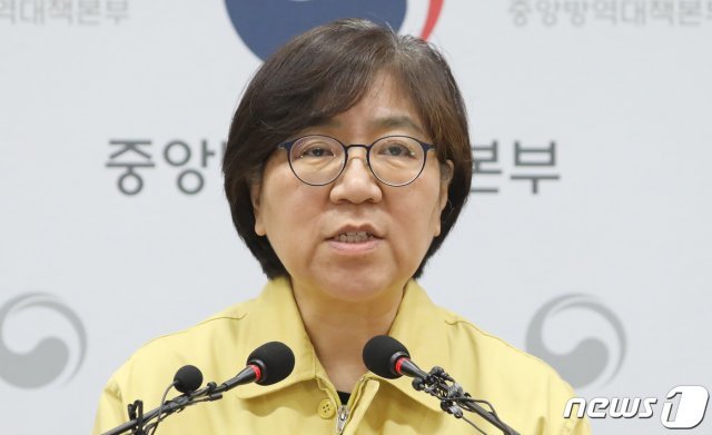 정은경 질병관리본부장이 12일 충북 청주시 오송읍 질병관리본부 브리핑실에서 신종코로나(코로나19) 국내 발생 현황 브리핑을 하고 있다. 질병관리본부는 오늘 3번째 환자, 8번째 환자, 17번째 환자 3명에 대한 검사 결과 2회 연속 음성으로 판정돼 격리해제된다고 밝혔다. 더불어 이번 코로나바이러스를 환자 검체로부터 분리 배양해 오는 17일 부터 유관부처 및 연구기관에 분양하겠다고 밝혔다. 2020.2.12/뉴스1 ⓒ News1