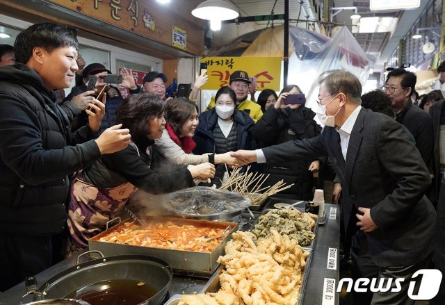 문재인 대통령이 9일 오후 충남 아산 온양온천 전통시장을 찾아 상인들과 인사하고 있다. (청와대 제공) 뉴스1