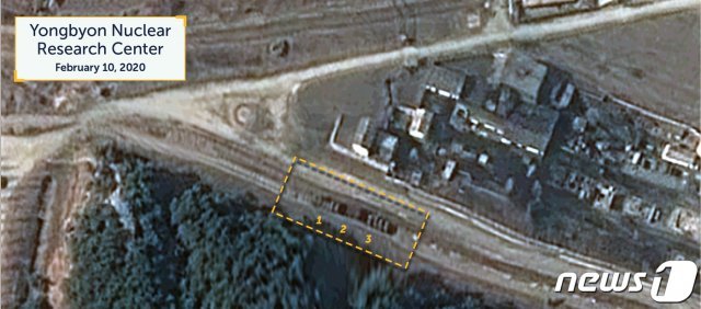 지난 10일 북한 영변의 핵 재처리 시설인 방사화학연구소 인근에서 특수궤도 차량 3대(점선 안) 움직임이 위성사진에 포착됐다고 미국 싱크탱크 전략국제문제연구소(CSIS)가 11일(현지시간) 밝혔다. (CSIS 제공) 뉴스1