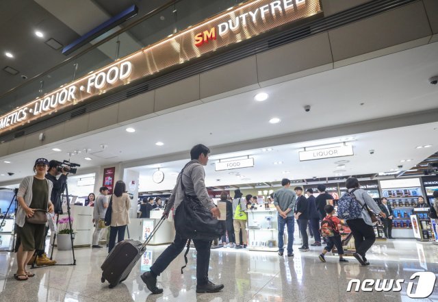 인천공항 입국장 면세점이 공식 개장한 31일 오후 인천국제공항 제1여객터미널 입국장 면세점이 여행객들로 붐비고 있다. © News1