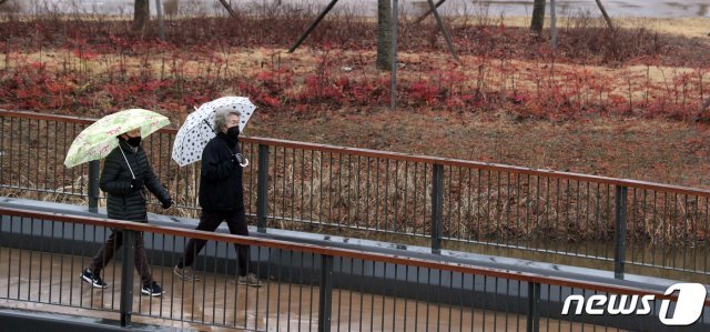 수도권 지역에 비가 내린 12일 오후 서울 강서구 서울식물원에서 우산을 쓴 시민들이 산책을 하고 있다. © News1