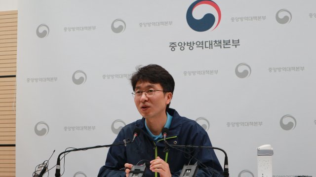 12일 충북 청주시 질병관리본부(질본)에서 박영준 중앙방역대책본부 역학조사·환자관리 2팀장이 신종 코로나바이러스 감염증 환자 역학조사에 대해 설명하고 있다.