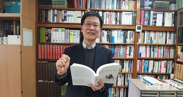 오수창 서울대 국사학과 교수는 “춘향전은 논리에 앞서 실천으로 지배 체제를 깬 민중의 실천을 보여 준다”며 “내 연구는 국문학자들이 앞서 정리한 역주본과 연구 성과 덕”이라고 말했다. 조종엽 기자 jjj@donga.com