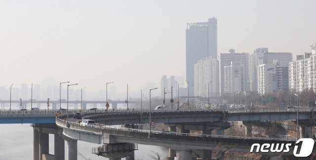 서울과 경기 북부 등 수도권 일대에 초미세먼지가 ‘나쁨’을 보인 11일 서울 광진구 일대가 미세먼지로 뿌옇다. 2020.2.11/뉴스1 © News1