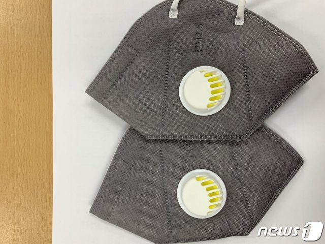 경기도 특별사법경찰단은 지난달 31일부터 이달 12일까지 온라인 쇼핑몰 29개 업체를 대상으로 수사를 벌여 저가 중국산 마스크를 보건용 마스크로 속여 판매해온 업체 등을 무더기 적발했다. 단속에 걸린 중국산 마스크. (경기특사경 제공)© 뉴스1