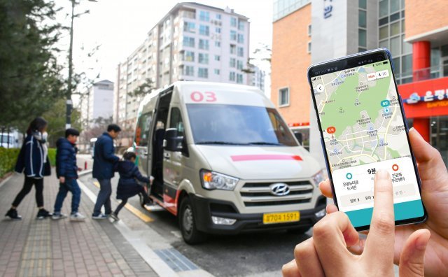 현대자동차는 KST모빌리티와 함께 오는 14일부터 서울 은평뉴타운에서 커뮤니티형 모빌리티 서비스 ‘셔클’의 시범 운영을 시작한다고 밝혔다. 전용앱을 사용해 차량을 호출하는 모습.
사진제공ㅣ현대차