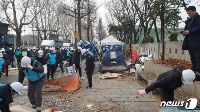 서울시가 13일 오전 청와대 앞 도로 및 보도를 불법점유한 시위 천막에 행정대집행을 실시하고 있다. 뉴스1(서울시 제공)