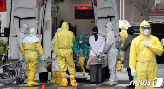 국립중앙의료원은 3차 전세기를 통해 귀국한 뒤 의심증상이 나타나 긴급 이송된 의사(의심)환자 5명이 모두 음성 판정을 받고 퇴원했다고 13일 밝혔다./뉴스1 © News1