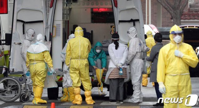 국립중앙의료원은 3차 전세기를 통해 귀국한 뒤 의심증상이 나타나 긴급 이송된 의사(의심)환자 5명이 모두 음성 판정을 받고 퇴원했다고 13일 밝혔다. 뉴스1