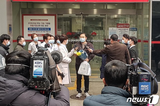 코로나19(신종코로나) 17번 환자가 12일 오후 경기도 고양시 명지병원에서 퇴원, 소감을 밝히고 있다.  2020.2.12 © News1