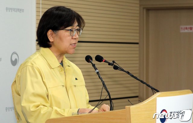 (세종=뉴스1) 정은경 질병관리본부장이 13일 충북 청주시 오송읍 질병관리본부 브리핑실에서 코로나19(신종코로나) 국내 발생 현황 브리핑을 하고 있다. 

질병관리본부는 어제 3차 전세기로 입국한 우한 교민 147명은 코로나19 검사 결과 음성으로 확인됐다고 밝혔다. 현재까지 확진자는 28명이며 음성은 5099명, 검사 진행 중은 670명이다. 2020.2.13/뉴스1