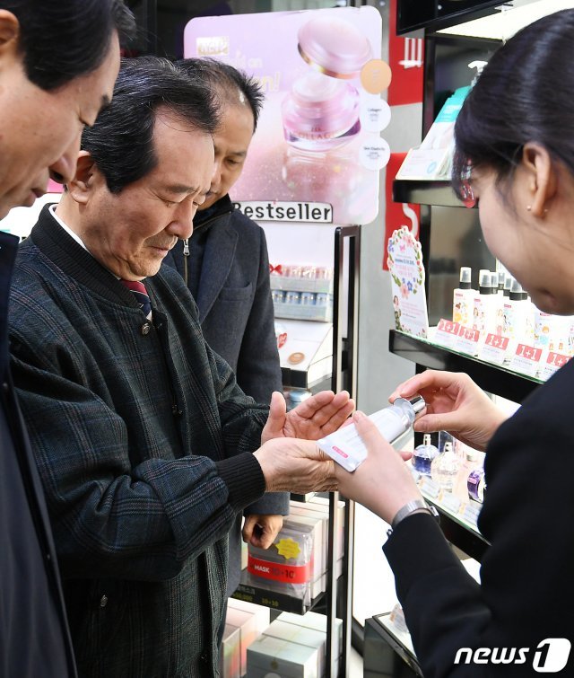 정세균 국무총리가 13일 서울 서대문구 신촌명물거리 화장품 가게를 방문해 핸드크림을 손등에 바르고 있다. 2020.2.13/뉴스1 © News1
