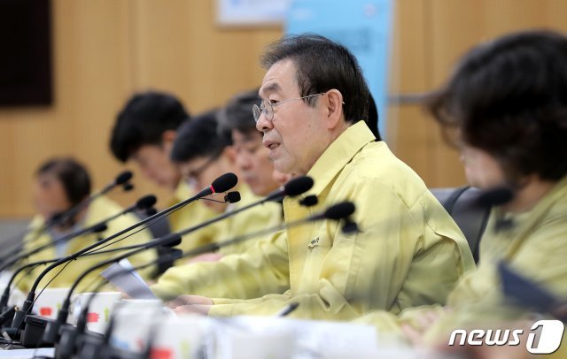 박원순 서울시장이 12일 오후 서울시청 기획상황실에서 열린 코로나19 종합대책 회의에서 모두발언을 하고 있다. 이자리에서 박 시장은 “그동안 방역에 중점을 뒀지만 신종 코로나 확산세가 줄어들고 있다“며, ”이제 민생 문제를 중점으로 자영업자 관련 종합대책 수립을 고민해야 한다”고 강조했다. © News1
