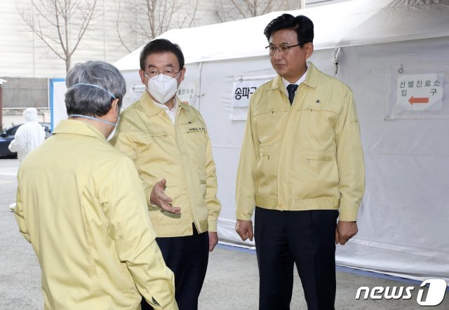 박원순 서울시장이 1월31일 오전 서울 송파구 송파보건소에 마련된 우한 폐렴(신종 코로나바이러스 감염증) 선별 진료소를 방문해 현장점검을 하고 있다. 사진 오른쪽은 박성수 송파구청장. © News1
