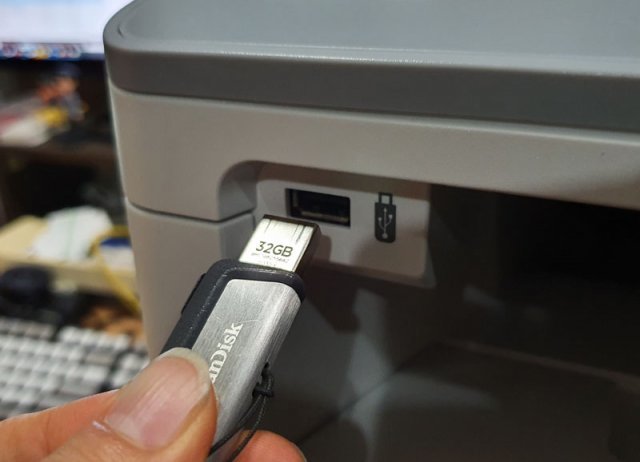 USB 저장장치를 꽂으면 PC 없이 다양한 작업을 할 수 있다 (출처=IT동아)