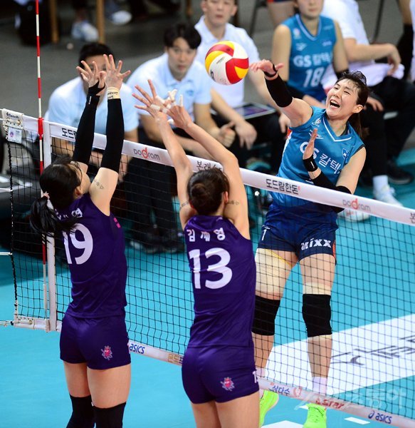 13일 서울 장충체육관에서 열린 ‘도드람 2019~2020 V-리그‘ 여자부 흥국생명과 GS칼텍스 경기에서 GS칼텍스 이소영이 흥국생명의 블로킹 사이로 스파이크를 날리고 있다. 장충｜김종원 기자 won@donga.com