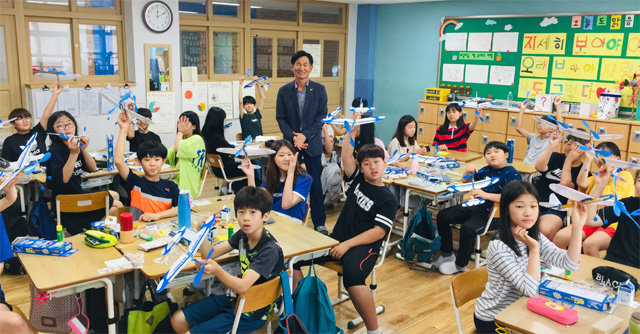 대덕특구 내 고경력 과학기술인이 대전의 한 초등학교에서 학생들을 상대로 과학실습을 진행하고 있다. 대전시 제공
