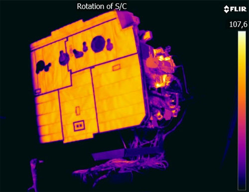 솔라 오비터를 107도 이상의 고온 환경에 노출시켜 방열 성능을 시험하는 장면. 에어버스 제공