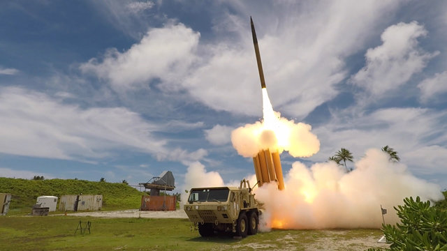 2019년 8월 30일 태평양 마셜제도의 콰절레인 환초에서 미국 육군이 사드(THAAD)의 이동식 발사대를 이용해 미사일을 발사하는 모습. 사진 출처 미국 미사일방어국 홈페이지