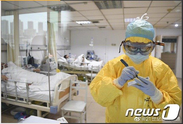 코로나19 검사하는 중국 의료진(출처=웨이보 갈무리)© 뉴스1