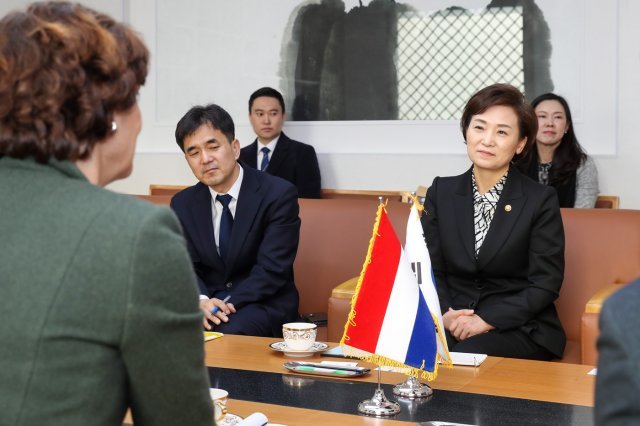김현미 국토교통부 장관이 14일 네덜란드 대사를 만나 설명를 듣고 있다. © 뉴스1