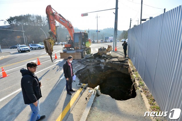 14일 경북 포항시 남구 동부교회 앞 4차선 도로 중 한 차로에서 깊이 3m, 폭 4m의 싱크홀이 발생했다. 신고를 받은 포항시 남구청이 중장비를 투입 복구 작업을 하고 있다. © News1