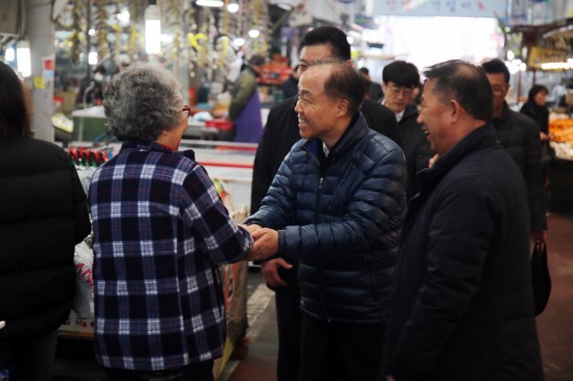 조봉환 소상공인시장진흥공단 이사장(가운데)이 14일 대전 중리전통시장을 찾아 상인을 격려하고 있다.