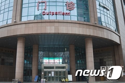 우한시중심의원 입구 모습. (출처=차이신왕)