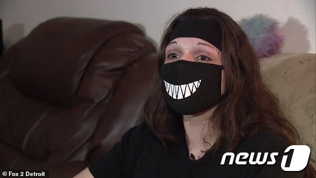 현지 폭스 TV와 인터뷰하는 아만다 울멘. 은행에 쓰고갔던 마스크를 착용하고 있다. (폭스TV 캡쳐)