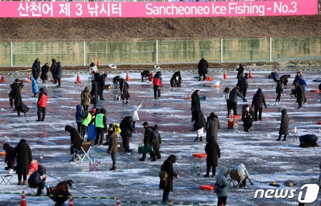 지난 8일 오전 강원 화천군 2020화천산천어축제장 얼음낚시터를 가득 메운 관광객들이 산천어 낚시를 즐기고 있다. 2020.2.8/뉴스1 © News1