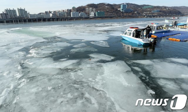 한강경찰대원들이 얼음을 깨며 출동로 확보 작업을 하고 있다. 2018.1.25/뉴스1 © News1