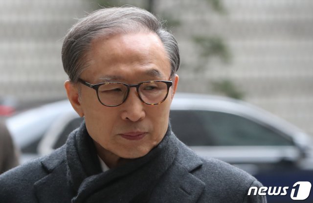 다스 자금 횡령과 뇌물수수 의혹을 받고 있는 이명박 전 대통령. © News1