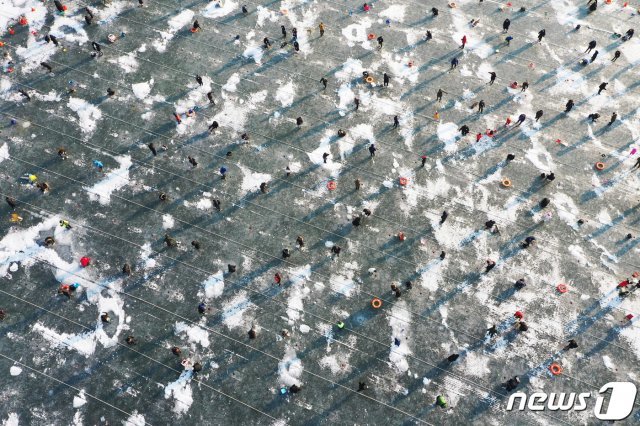 지난 8일 오전 강원 화천군 2020화천산천어축제장 얼음낚시터에서 관광객들이 산천어 낚시를 즐기고 있다. © News1