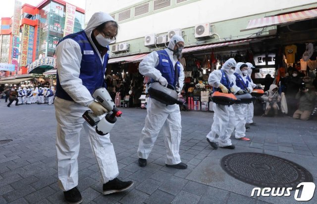 5일 서울 남대문시장에서 방역봉사단이 신종 코로나바이러스 감염증 확산을 방지하기 위한 방역 작업을 하고 있다. © News1