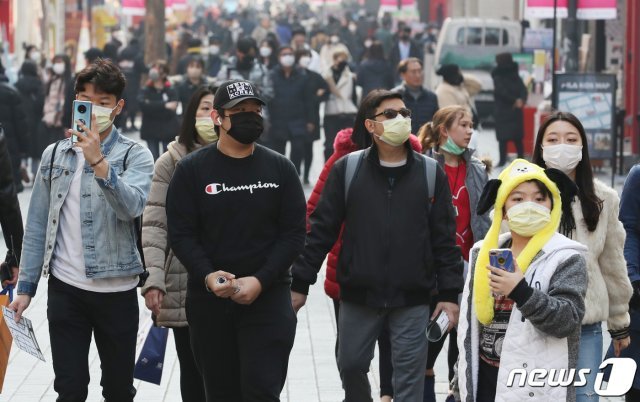 14일 오후 서울 중구 명동거리에서 마스크를 쓴 외국인 관광객들이 이동하고 있다. © News1